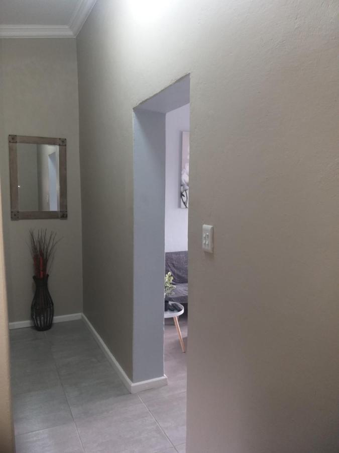 Appartement Tj Self-Catering à Graaff-Reinet Extérieur photo