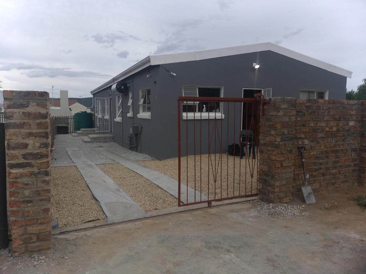Appartement Tj Self-Catering à Graaff-Reinet Extérieur photo